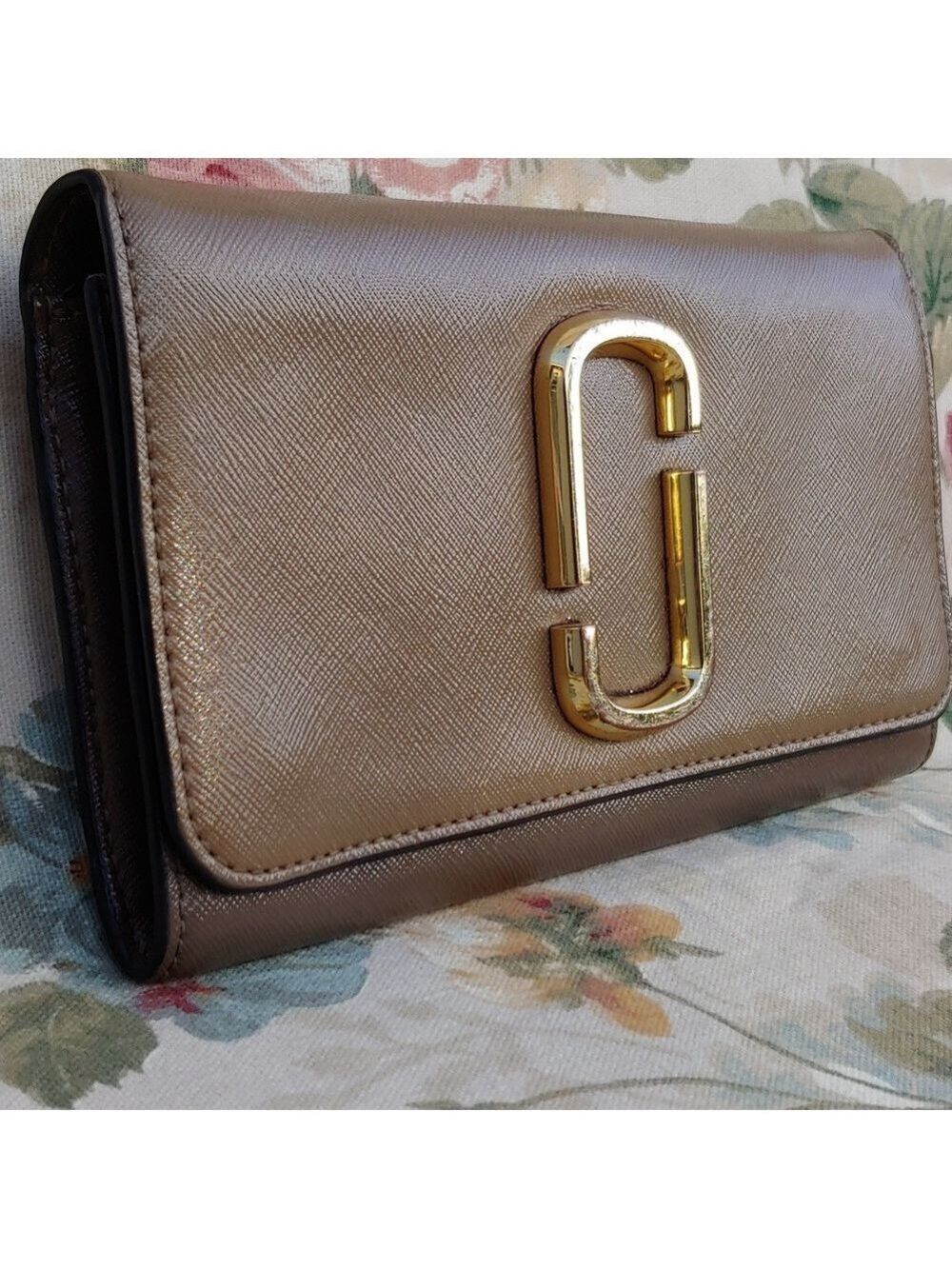 Marc Jacobs Tan and Brown Saffiano Leather Fold Clutch Wallet - Picture 3 of 17